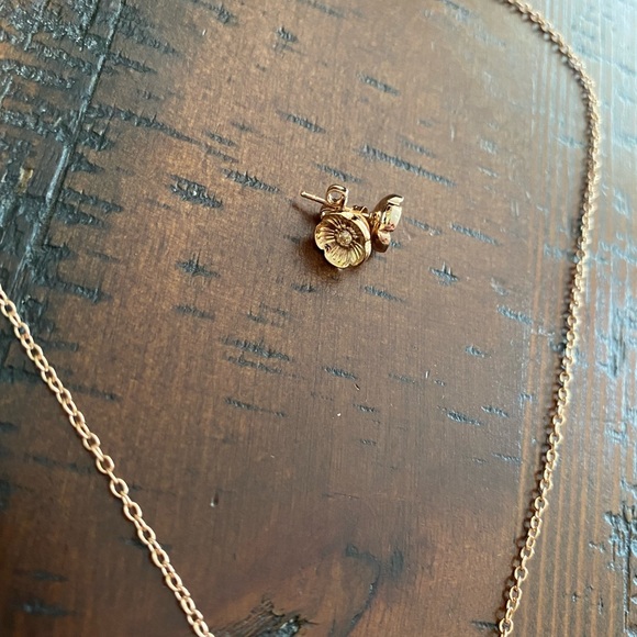 Coach Women's Signature Stone Tea
Rose 3-Piece Jewelry Set necklace earrings BN - Picture 7 of 11